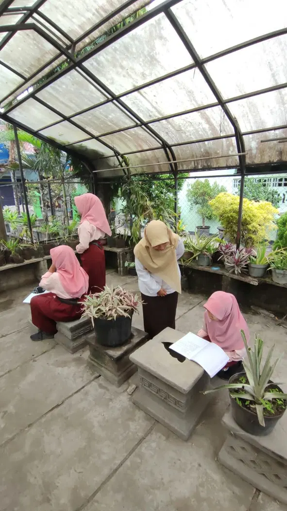 Eksplorasi Lingkungan Sekolah: Cara Seru Siswa SMPN 1 Kandat Belajar Menulis LHO
