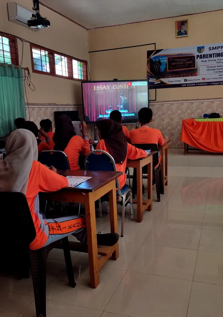 Belajar Konjungsi Lewat Lagu: Keseruan dan Antusiasme Kelas 9A SMPN 1 Kandat
