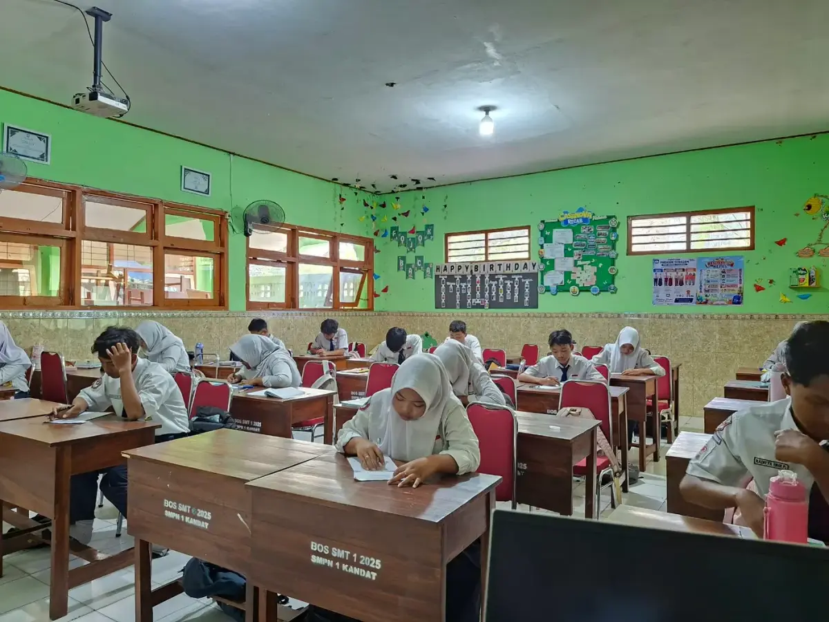 Ujian Menyenangkan dengan Metode Moving Test/One Seat di SMPN 1 Kandat