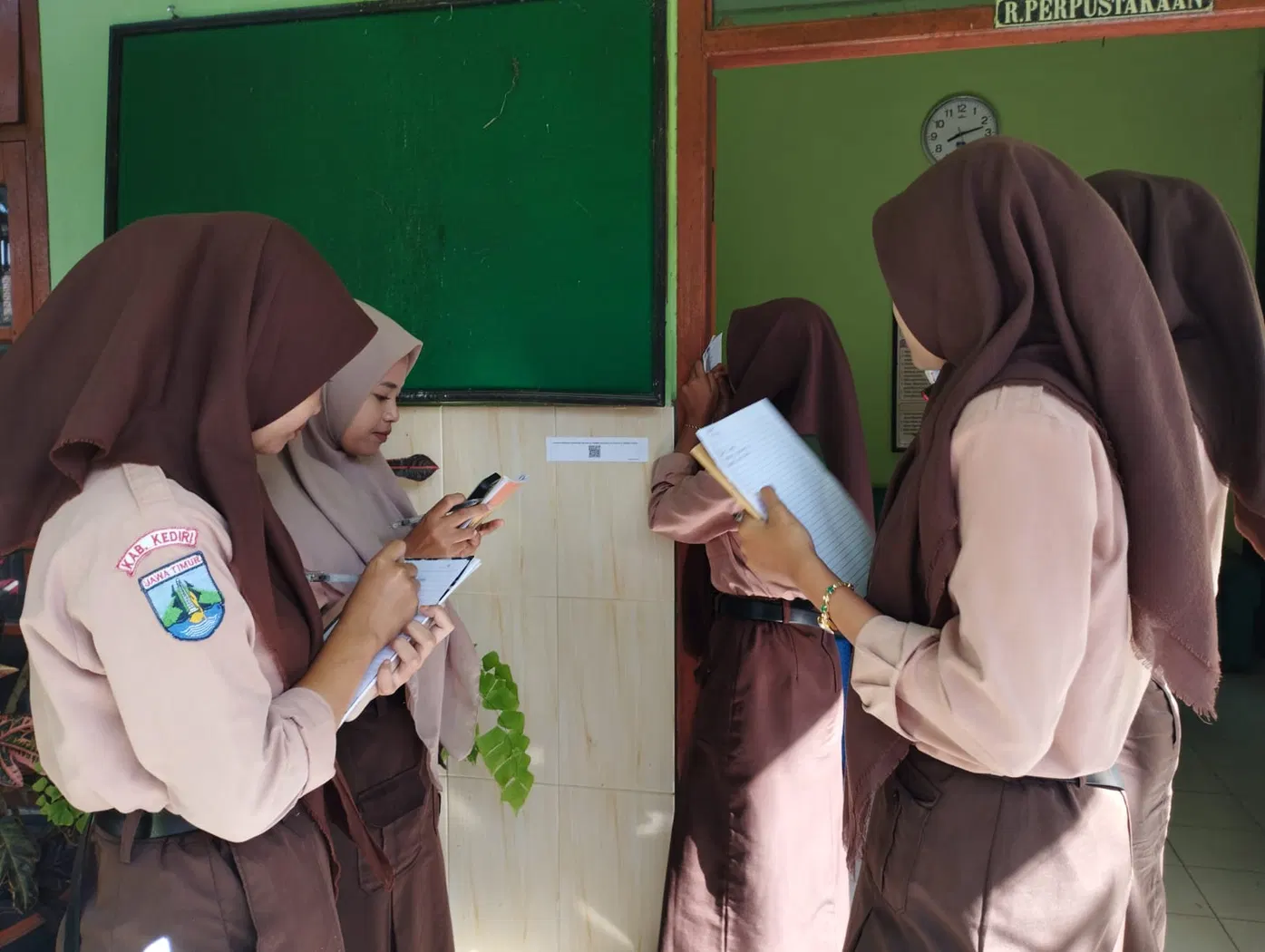 Ujian Berbasis Scan Barcode: Belajar dan Bergerak Menyenangkan di Lingkungan SMPN 1 Kandat
