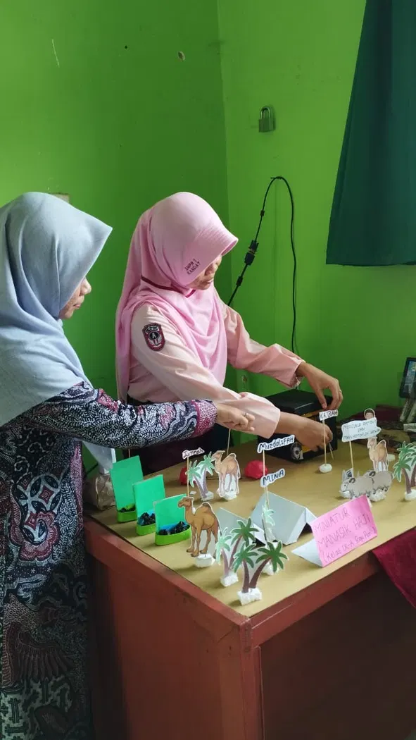 Kreatif dan Seru! Siswa Kelas 9 SMPN 1 Kandat Simulasikan Haji dan Umrah Pakai Miniatur Karya Sendiri
