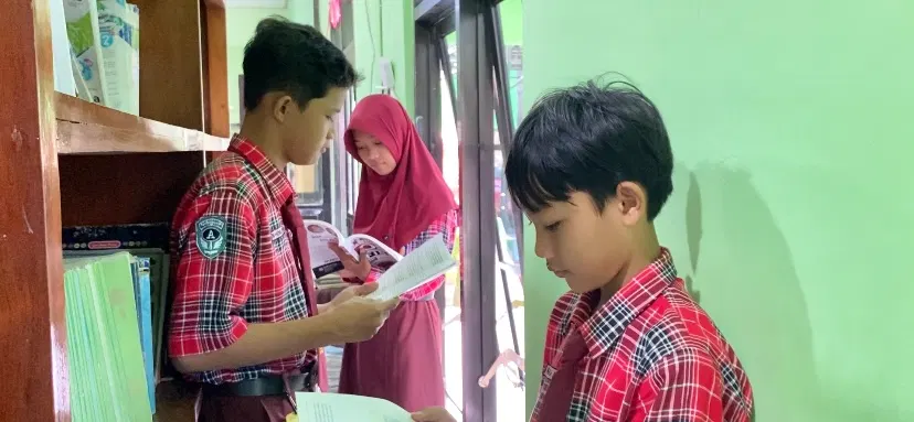 Berburu Huruf Rahasia : Inovasi Seru Menganalisis Teks Deskripsi di Perpustakaan