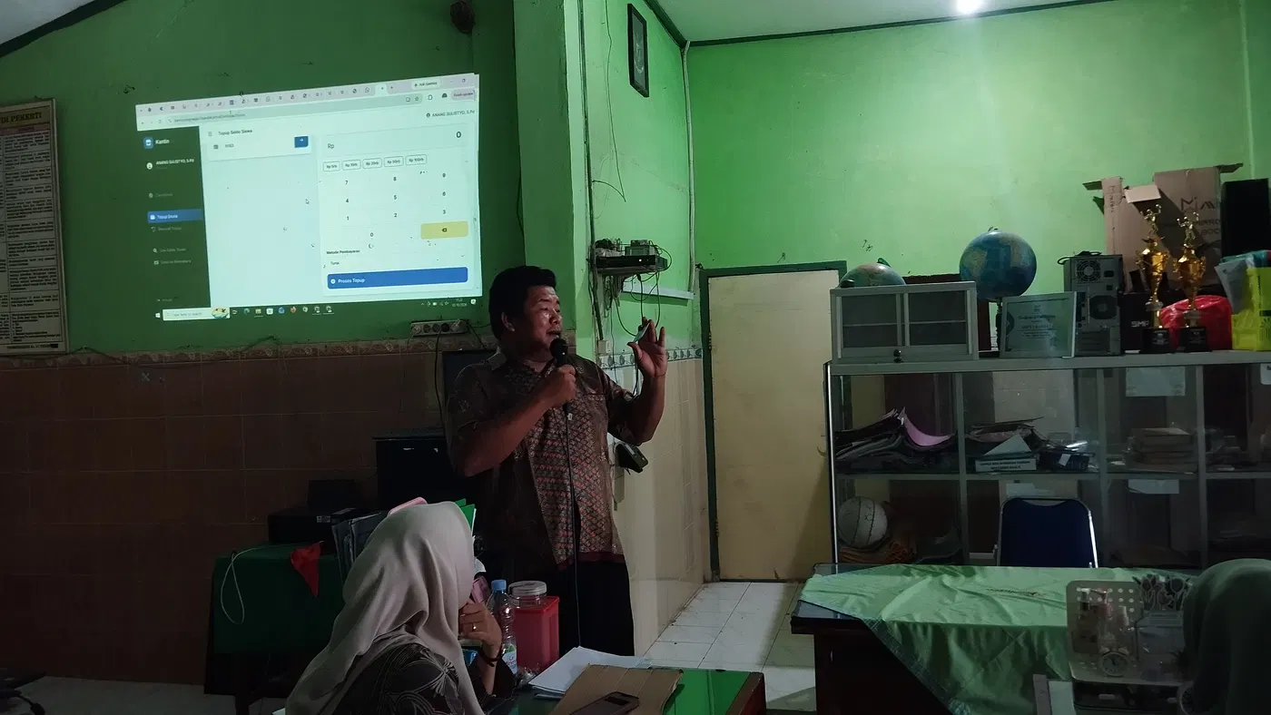 Sosialisasi e-kantin SMPN 1 Kandat dengan Pak Anang Sulistyo